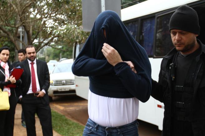 Um dos beneficiados pelo habeas corpus deixa a prisão em Londrina. | Roberto Custódio//Jornal de Londrina