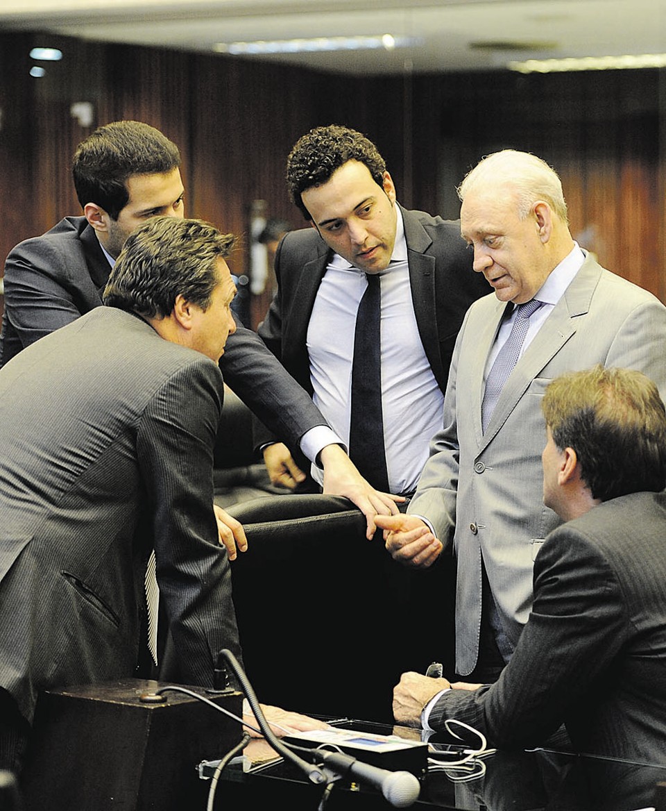 Traiano (à dir., em pé) negociou com a oposição e chegou a acordo de que o texto não terá emendas. | Pedro Oliveira/Alep