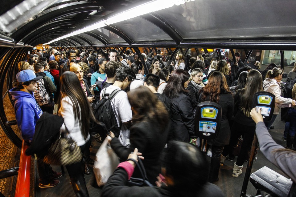 Entre os usuários de ônibus, 42% gastam mais de 45 minutos em cada viagem até em casa. | Daniel Castellano/Gazeta do Povo
