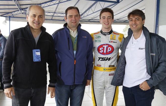 O prefeito Gustavo Fruet com o empresário Edson Casagrande e seu filho, o piloto Gabriel Casagrande, da equipe Renault, e o diretor de Comunicação da montadora, Caíque Ferreira (à dir.), no camarote da marca, no Autódromo Internacional de Curitiba, durante a terceira etapa da Stock Car, realizada ontem. | Rodolfo Buhrer