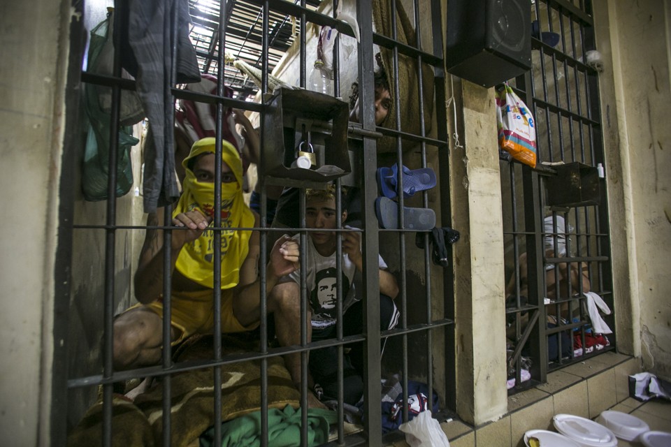 Superlotação desafia dignidade dos presos no DP central da capital. | Marcelo Andrade/Gazeta do Povo/Arquivo