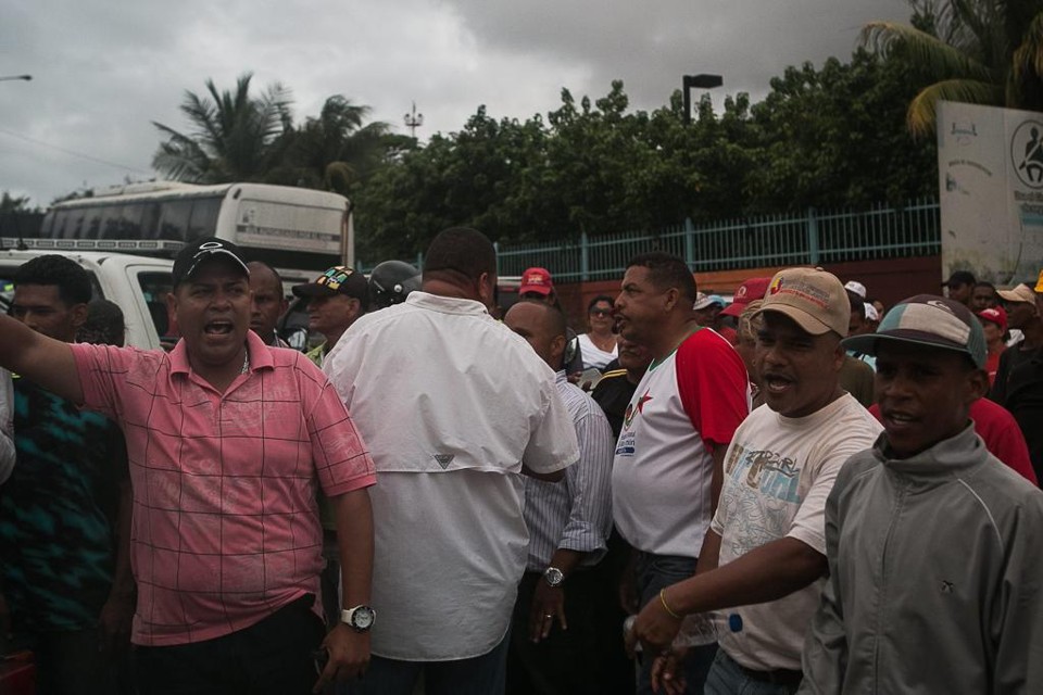 Grupo bloqueou a van que levava os senadores brasileiros ao centro de Caracas, na Venezuela | FABIOLA FERRERO/EFE
