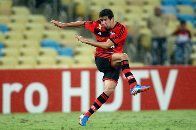VICTOR CÁCERES (PARAGUAI). Desde 2012 no Flamengo, o vigoroso volante de marcação tem sua sequência na Gávea sistematicamente prejudicada por lesões e cartões. | Ricardo Ramos/Getty Images