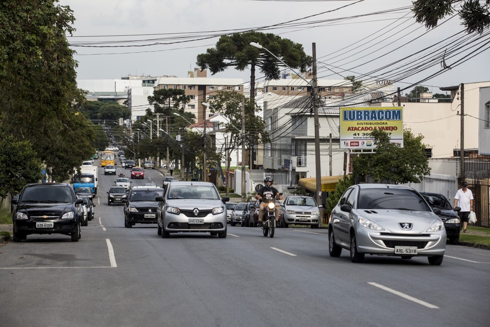 Pelo projeto entregue pela prefeitura à Câmara, uma das principais ideia s do novo Plano Diretor é incentivar novos eixos de mobilidade no sentido leste-oeste. Na foto, a Rua Itatiaia, no Portão, poderia abrigar um dos novos eixos no futuro. | Brunno Covello/Gazeta do Povo
