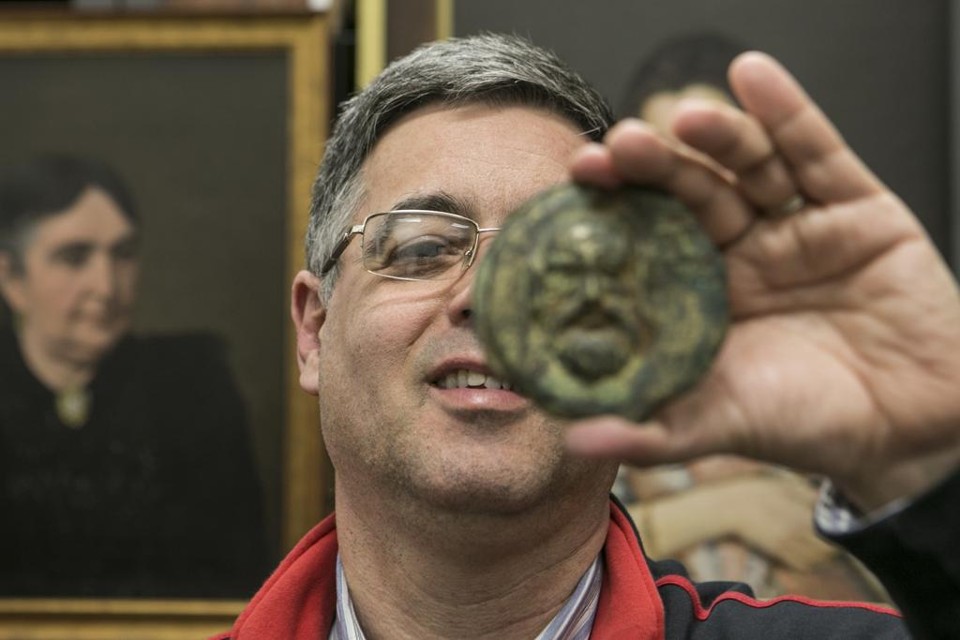 Diretor do Museu Paranaense, Renato Carneiro mostra a moeda mais antiga do acervo da instituição. | Marcelo Andrade/Gazeta do Povo