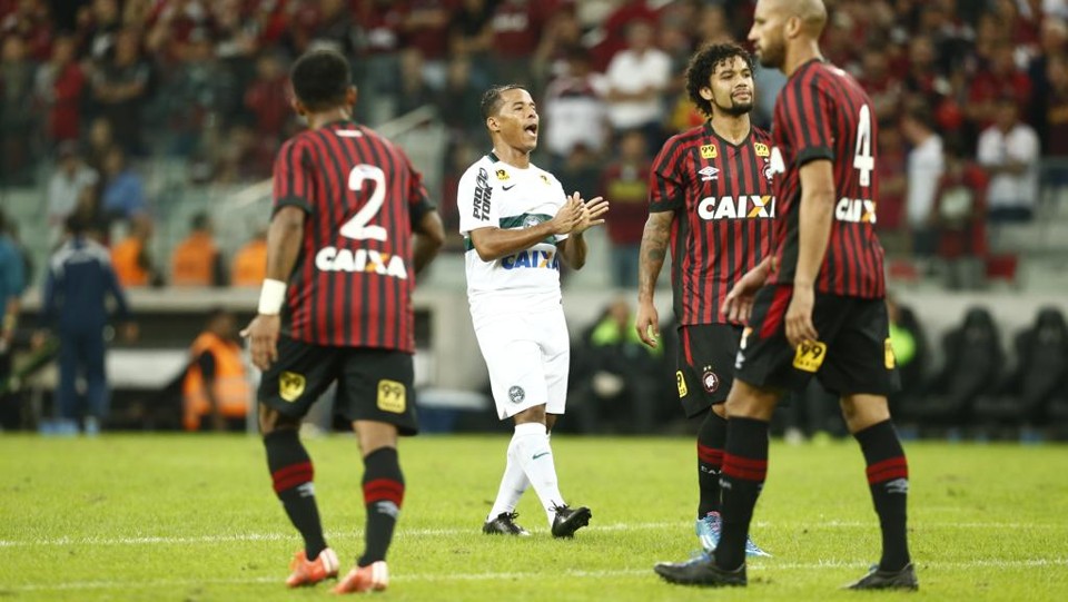 Mesmo longe da melhor forma física, Marcos Aurélio jogou o clássico do início ao fim. | hugo Harada/Gazeta do Povo