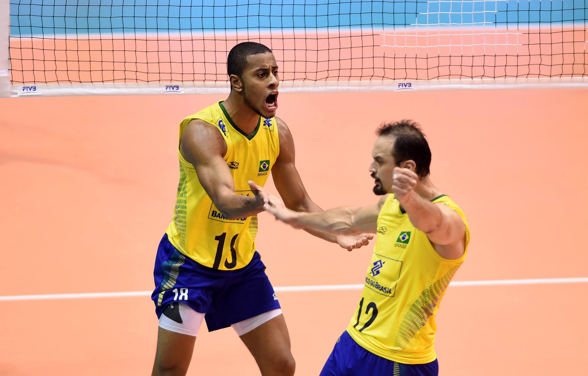 Jogadores comemoram vitória sobre a Sérvia, por 3 sets a 2, pela Liga Mundial | CBV/Divulgação