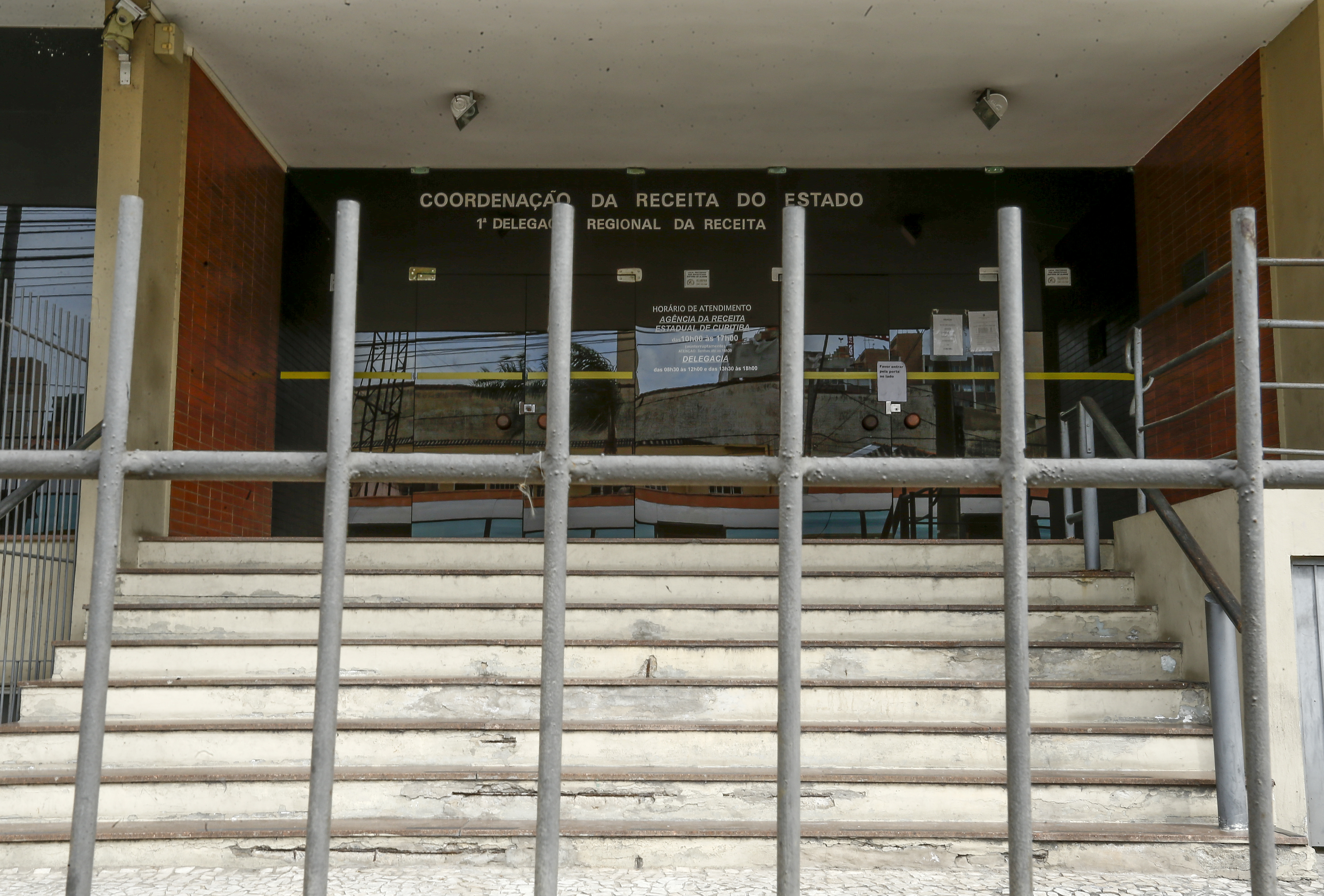 Fachada da Delegacia da Receita em Curitiba: esquema no órgão pode ter movimentado R$ 38,4 milhões em 2014 nas delegacias da capital, Londrina e Maringá, diz o Gaeco. | Hugo Harada/Gazeta do Povo