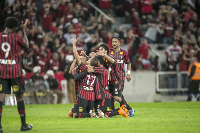 Atleticanos comemoram segundo gol contra o Vasco, marcado por Ytalo | Marcelo Andrade/Gazeta do Povo