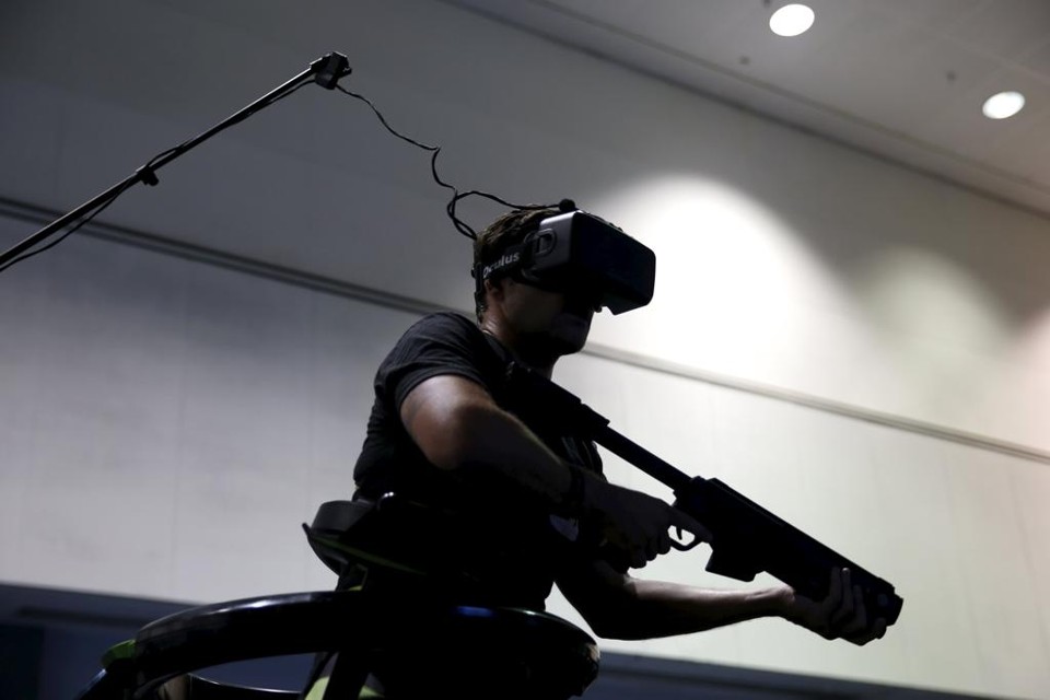Jogador testa óculos de realidade virtual na E3. | Lucy Nicholson/Reuters