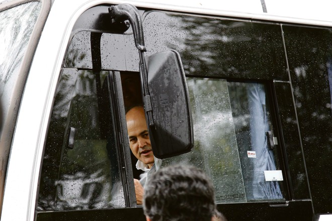 Gustavo Fruet banca o motorista de ônibus durante evento da prefeitura. | Jonathan Campos/Gazeta do Povo