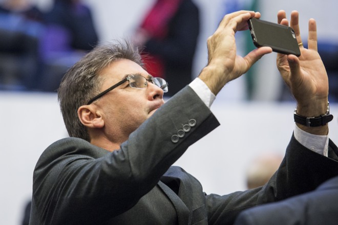 Paranhos (PSC) e a onda dos selfies no plenário. | Henry Milleo/Gazeta do Povo