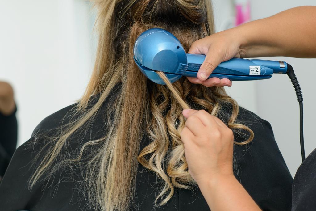 Custos maiores de energia e água estão chegando aos preços dos serviços, como cabeleireiros. | Leticia Akemi/ Gazeta do Povo