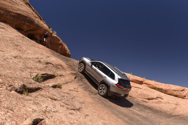 O Cherokee Trailhawk praticamente escalou as formações rochosas da região de Moab. | Barry Hathaway/Divulgação Jeep
