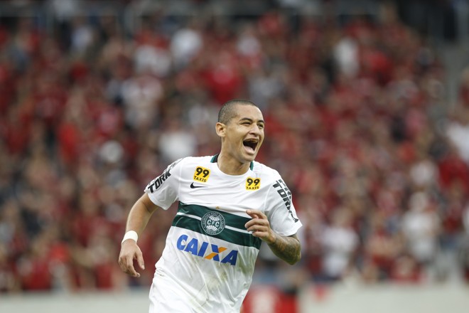 Wellington Paulista comemora gol do Coritiba no clássico com o Atlético. | Daniel Castellano/Gazeta do Povo