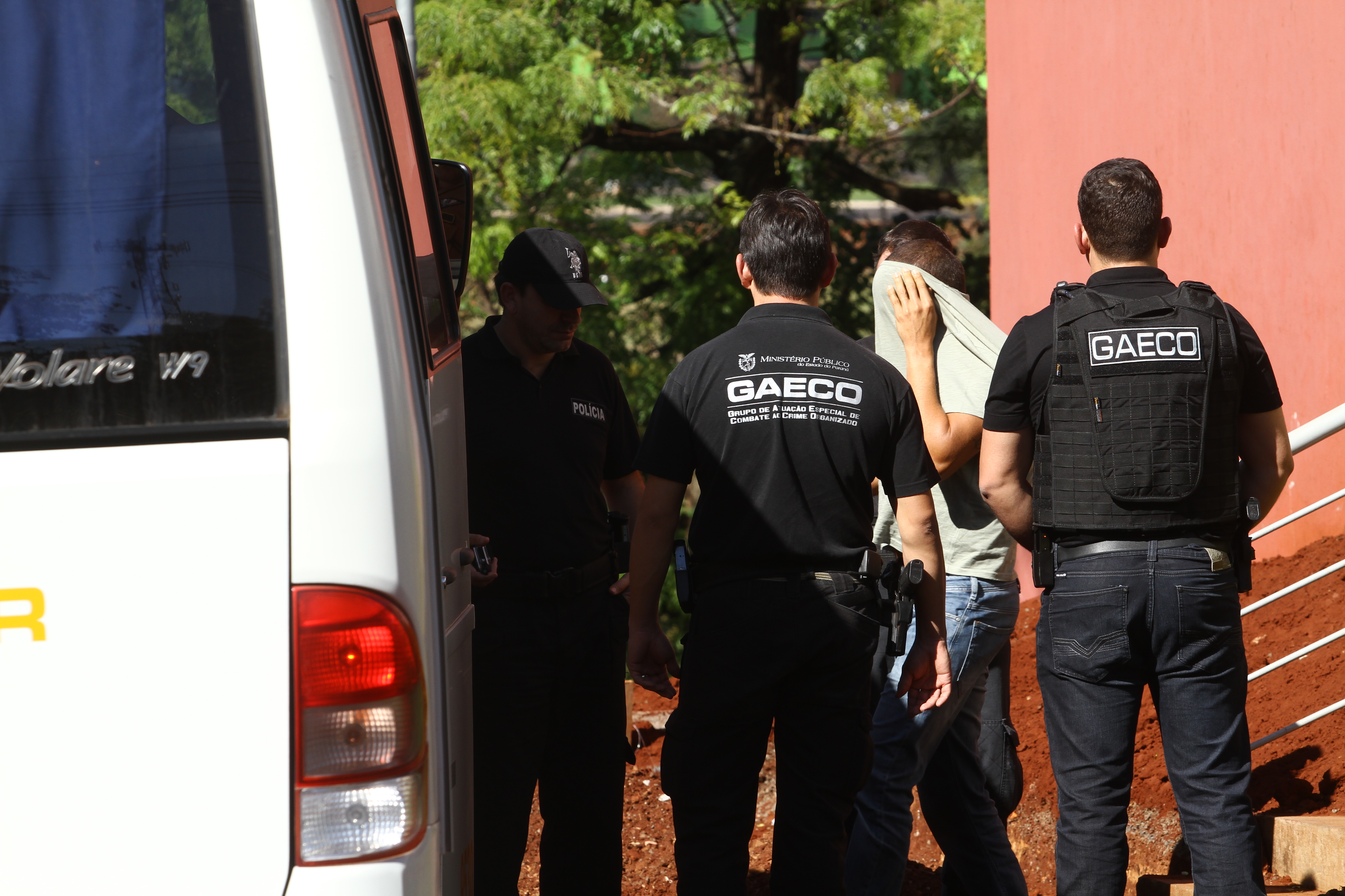 Gaeco faz o transporte de um dos presos na Operação Publicano: ônibus para levar até a PEL II. | Roberto Custódio/Jornal de Londrina