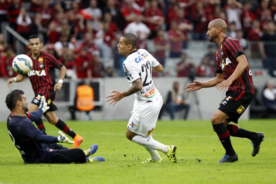 Wellington Paulista dá um toque sutil sobre Weverton para abrir o placar no Atletiba. | Daniel Castellano/Gazeta do Povo