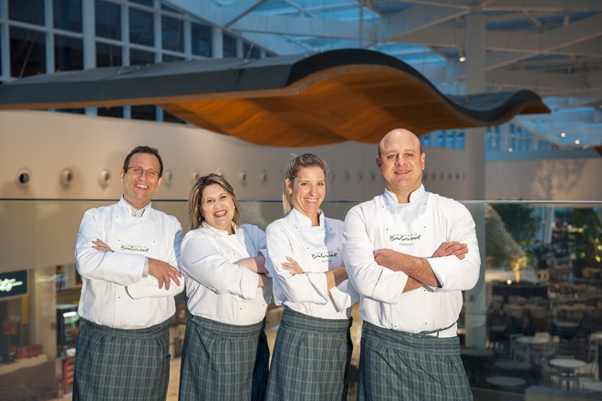 Luiz Roberto Lacombe, superintendente do Pátio Batel, Vanessa Xavier, gerente comercial, Mariane Caponi, gerente de marketing, e Frederico Hintz, gerente de operações (a partir da esq.), bancaram os chefs na tarde da última terça-feira no encontro com lojistas do shopping no Estúdio Bom Gourmet Gazeta do Povo Pátio Batel. Foto: Ricardo L. Oliveira. | 