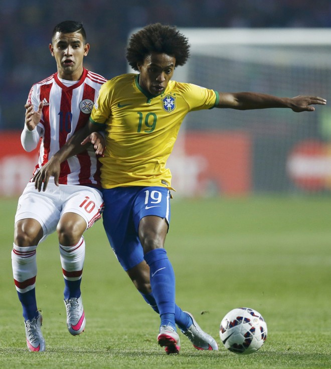 Gonzalez e Willian disputam a bola durante a partida de quartas-de-finais da Copa América. | MARIANA BAZO/REUTERS