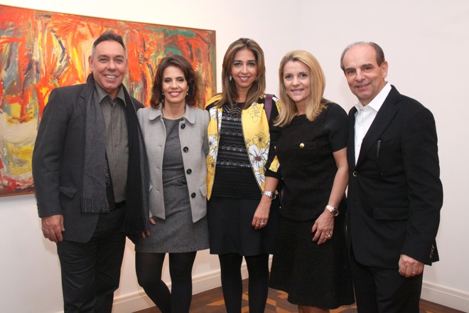 Marcus Lontra, curador da mostra Geração 80 Ousadia e Afirmação (à esq.), comemora com a artista Leda Catunda, a presidente do Museu Oscar Niemeyer, Juliana Vosnika, e o casal de galeristas Flavia e Waldir Simões de Assis Filho (da esq. para a dir.) o sucesso do evento, durante o vernissage da exposição, quinta-feira à noite, na galeria Simões de Assis | Foto: Eneas Gomez