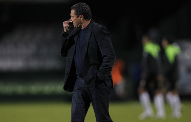 O técnico do Cruzeiro, Vanderlei Luxemburgo, após o gol do Coritiba. | Jonathan Campos/Gazeta do Povo