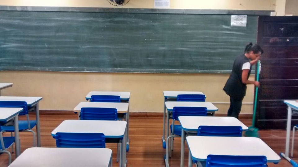 No Colégio Loureiro Fernandes, no bairro Ahú, o dia foi de faxina para colocar tudo em ordem para o retorno dos estudantes | Jonathan Campos/Agência de Notícias Gazeta do Povo