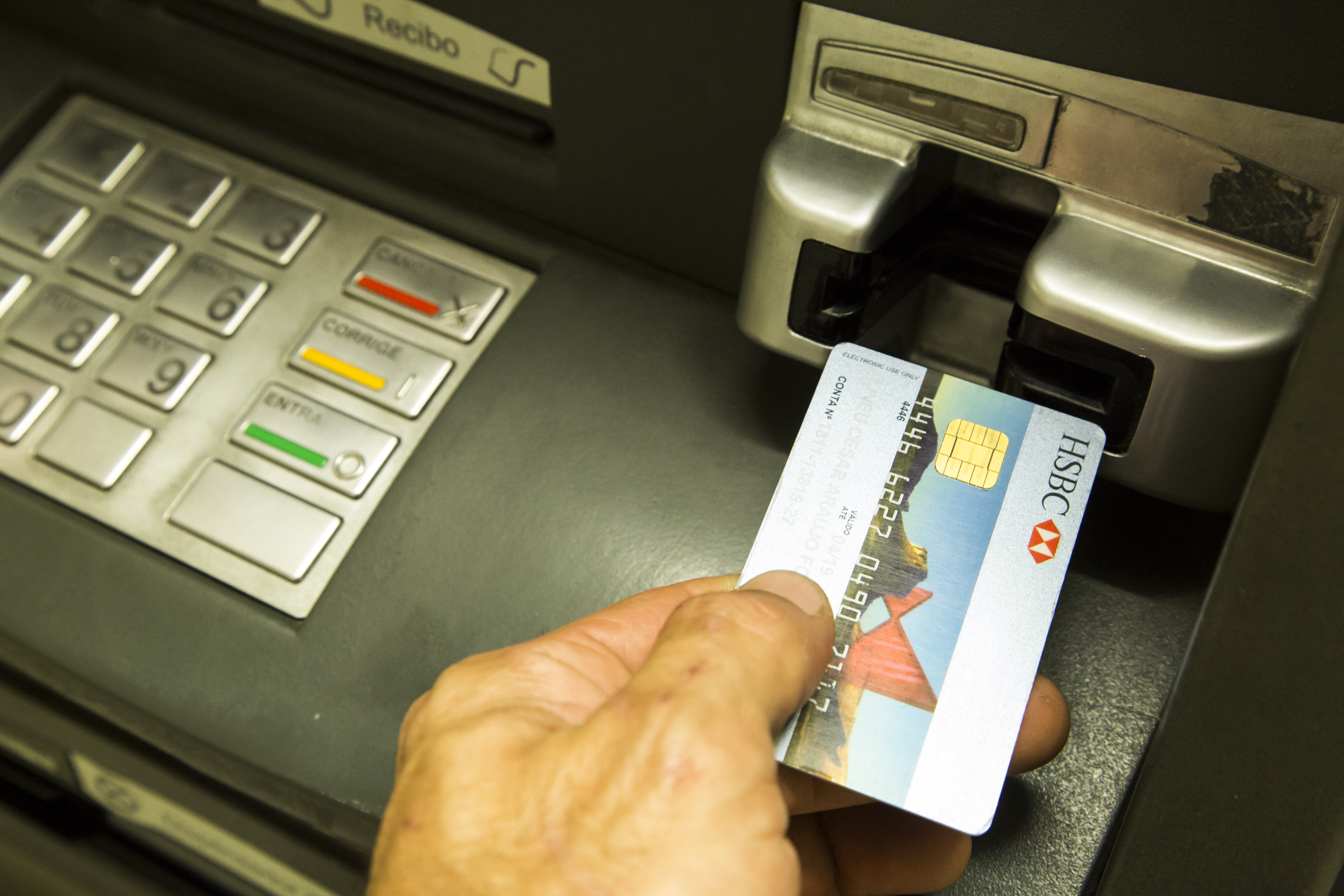 Os cartões do banco talvez não sejam substituídos no Brasil por causa da forte aceitação na Europa. | Lineu Filho/Tribuna do Paraná