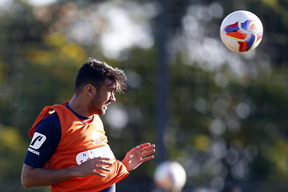 Paraná treina com Jean e Castán, mas Nedo mantém o mistério Luciano Castán deve ser a novidade na zaga tricolor contra o Atlético-GO. | Albari Rosa/Gazeta do Povo