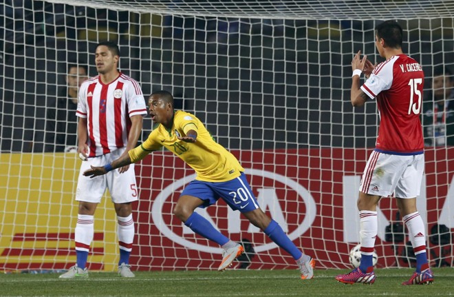 Robinho faz o gol contra o Paraguai aos 14 minutos. | ANDRES STAPFF/REUTERS