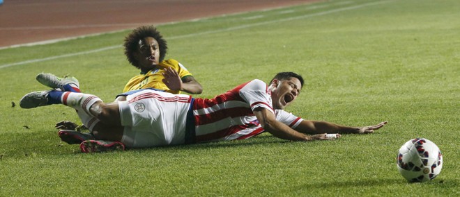 Bruno Valdez é derrubado por Willian em melhor partida brasileira até agora na Copa América. | CARLOS GARCIA RAWLINS/REUTERS