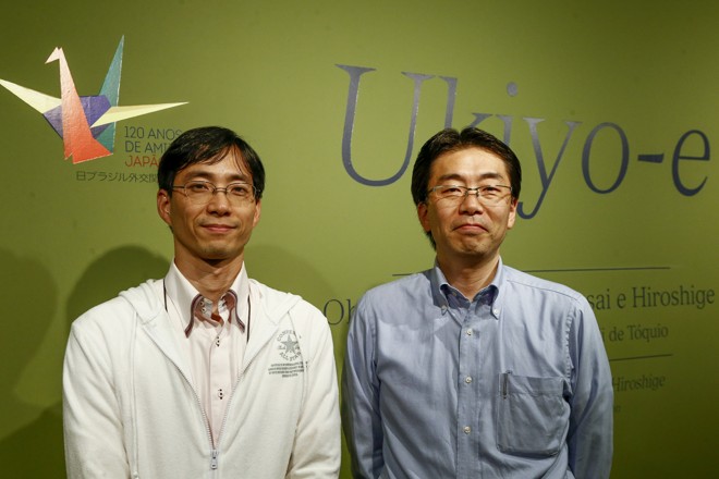 O curador Toshio Koganemaru e o curador-chefe Ken-ichi Hirano, do Museu de Arte Fuji de Tóquio. | Hugo Harada/Gazeta do Povo