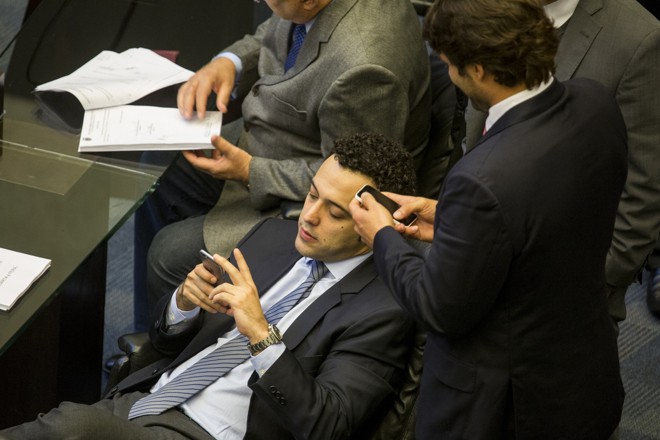 Bernardo Ribas Carli (PSDB) e Tiago Amaral (PSB) colocam a conversa em dia via celular. | Henry Milleo/Gazeta do Povo