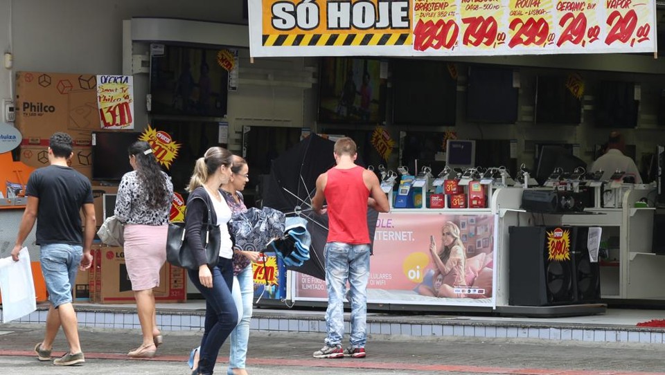 Vendas de móveis e eletrônicos estão em queda no Paraná. | Ivonaldo Alexandre/Gazeta do Povo
