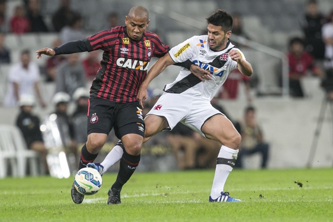 Jogador do Atlético Paranaense e Vasco disputam a bola em partida do Brasileirão | Marcelo Andrade/Gazeta do Povo