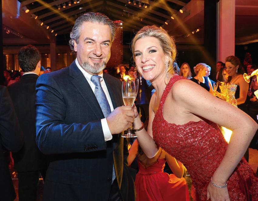 Juliana Gadotti Feldmann Vieira comemorou a chegada aos 40 ao lado do marido, Avelino Vieira Neto, em festança no Castelo do Batel, no último sábado. | Jader da Rocha