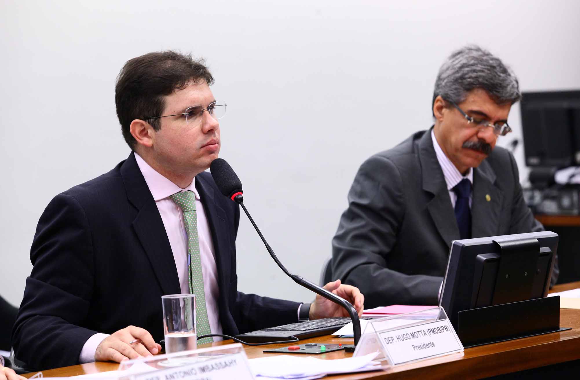 Hugo Motta (à esq.) comandou a sessão da CPI que colocou o Instituto Lula no centro da investigação. | Antonio Augusto / Câmara dos Deputados