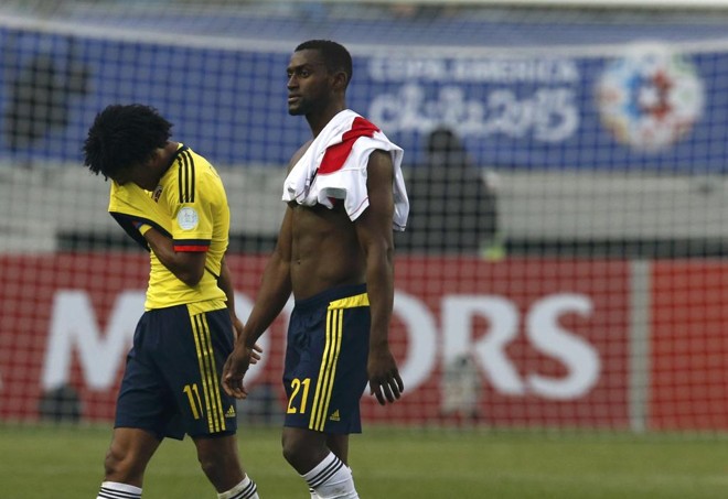 Cuadrado (à esq.) e Jackson Martinez lamentam o empate sem gols com os peruanos, pela Copa América. | HENRY ROMERO/REUTERS