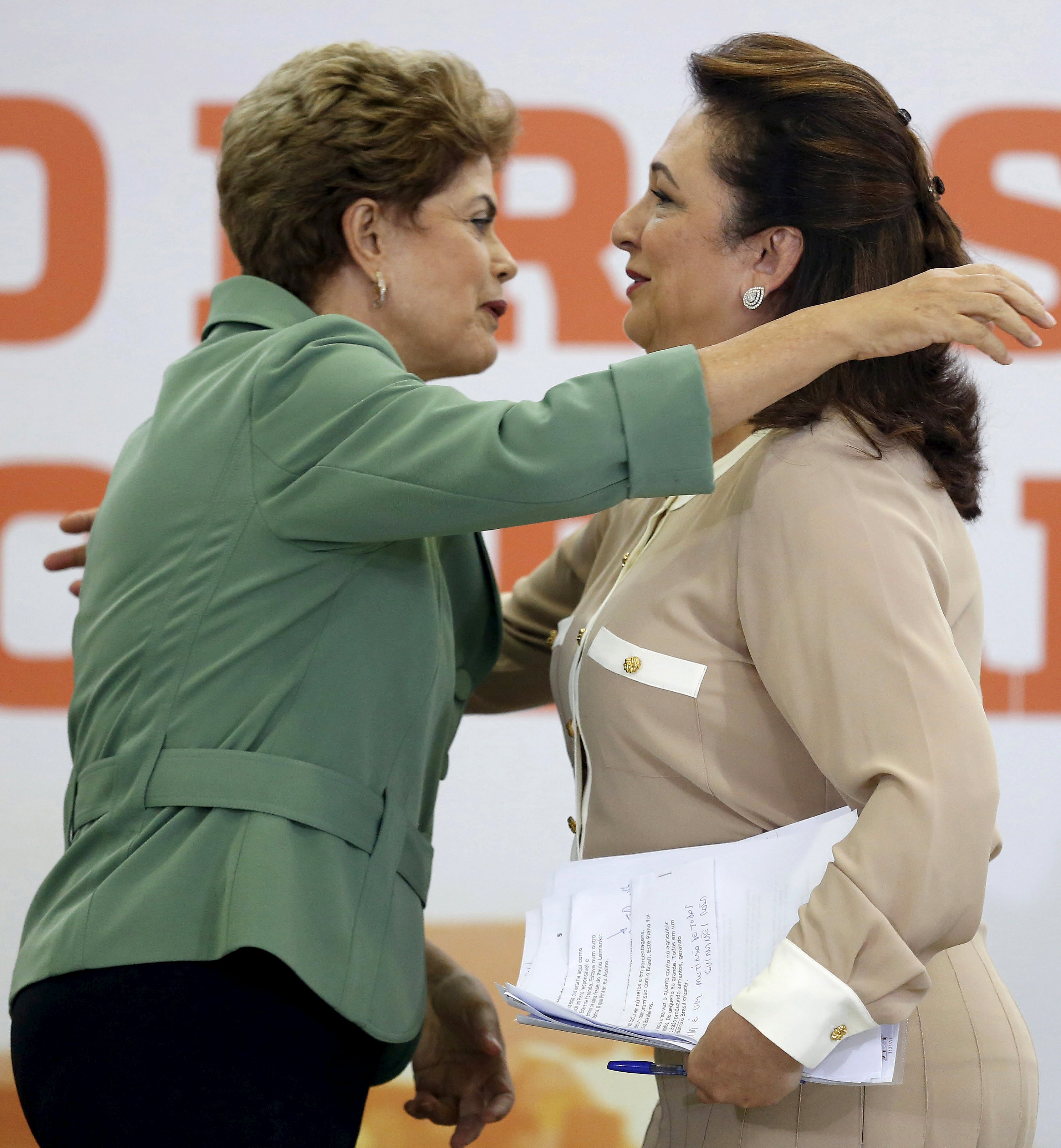 Dilma com a ministra da Agricultura Kátia Abreu durante o lançamento do Plano Safra. | Stringer/Reuters