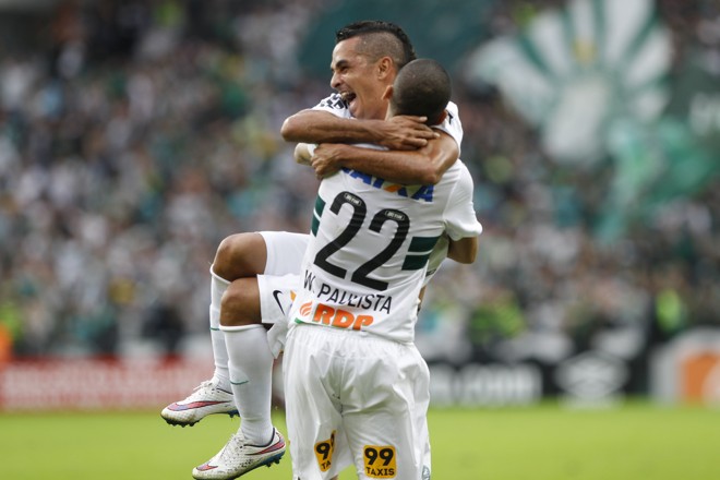 Wellington Paulista é abraçado por Esquerdinha na comemoração do gol do Coritiba diante do Atlético. | Daniel Castellano/Gazeta do Povo