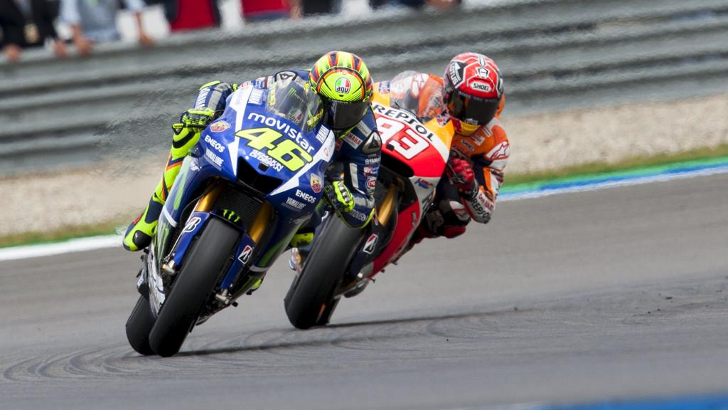 Valentino Rossi suportou a pressão de Márquez até a bandeirada e venceu. | STRINGER/REUTERS