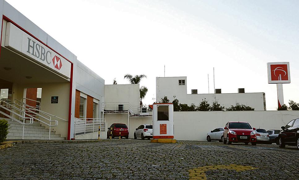 Agência do HSBC ao lado de unidade do Bradesco em Curitiba é exemplo da sobreposição dos serviços dos grandes bancos. | Ivonaldo Alexandre/Gazeta do Povo