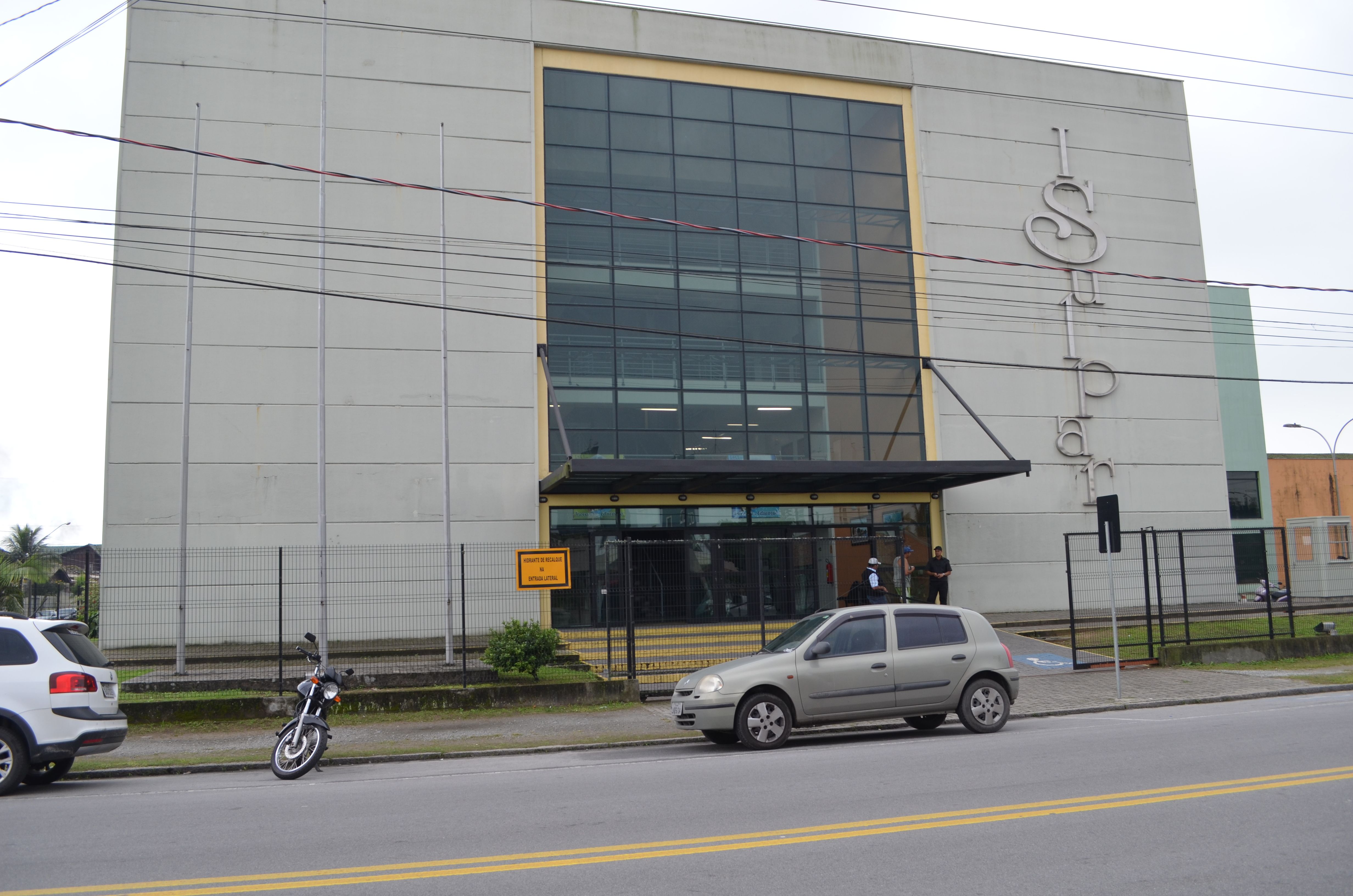 Após um dia fechada, instituição voltou a funcionar nesta sexta-feira (26). | Débora MariottoAlves/Gazeta do Povo