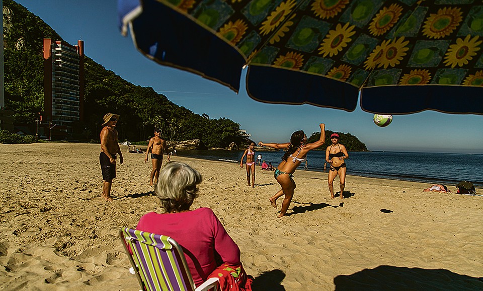 Praia de Caiobá não ficou lotada, mas turistas aproveitaram o dia agradável à beira-mar. | Marcelo Andrade/Gazeta do Povo