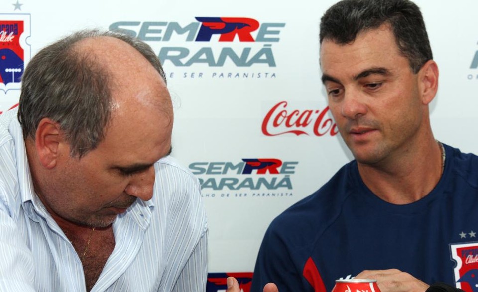 O ex-presidente Aquilino Romani e Ricardo Pinto: projeto de investimento de patrocinador com a vida do treinador não se concretizou. | WALTER ALVES/Gazeta do Povo
