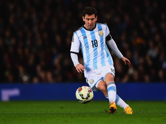 LIONEL MESSI. O argentino vem de uma temporada em que deu argumentos de sobra a quem o considera comparável a Pelé. O próprio argentino diz chegar à Copa América em melhores condições do que jogou a Copa do Mundo. É a chance de ser campeão pela primeira vez com a seleção argentina principal. | Laurence Griffiths/Getty Images