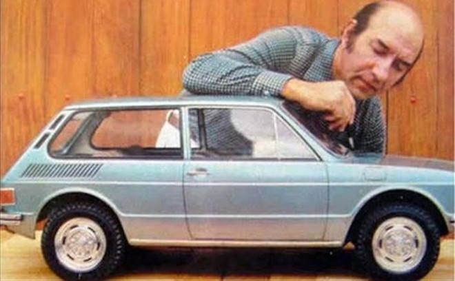 Piancasteli posa com a maquete da Brasília em 1982. | Reprodução