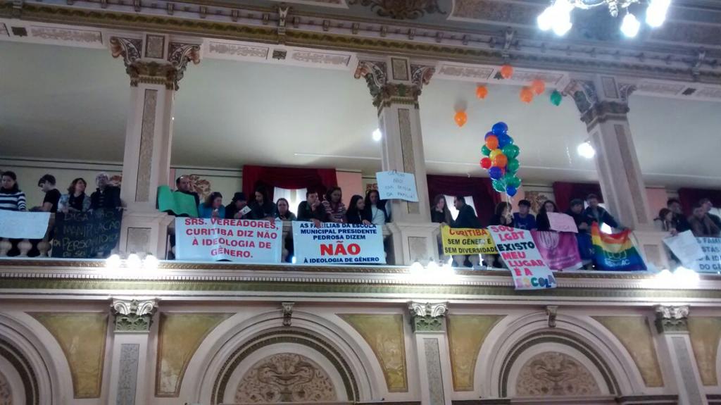 Manifestantes protestam no prédio da Câmara de Curitiba | Jonathan Campos/Gazeta do Povo