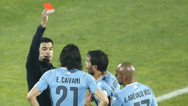 Sandro Meira Ricci e o polêmico cartão vermelho para Cavani. | Carlos Succo/EFE
