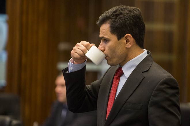 Márcio Pacheco (PPL) também tenta driblar o frio: chá ou café? | Henry Milleo/Gazeta do Povo