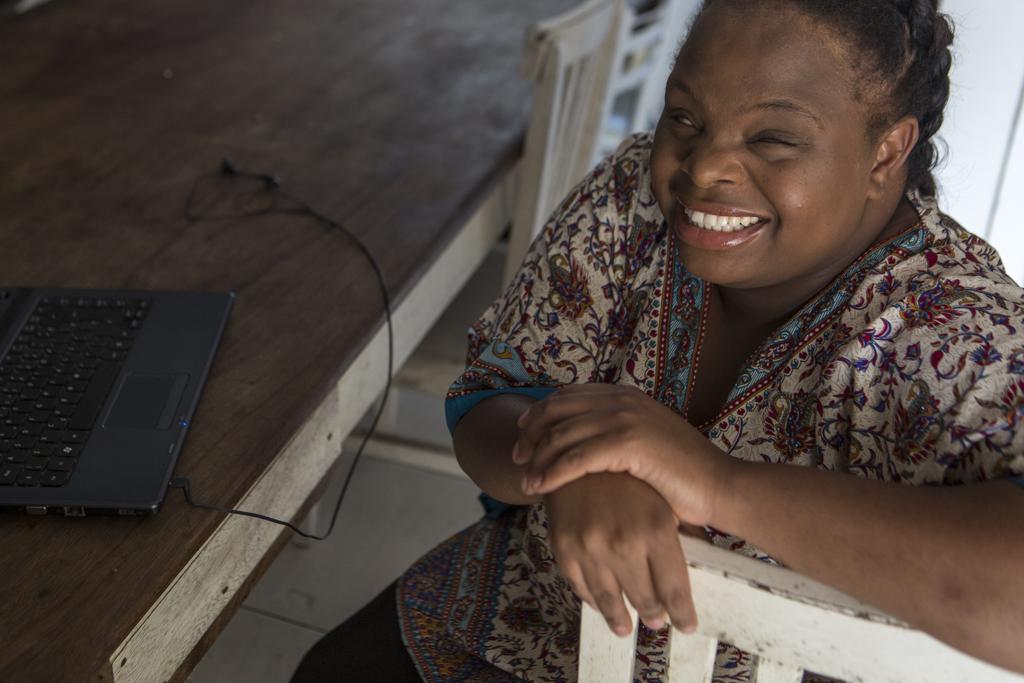 Isabel Tchicoco Yambi, de 23 anos, está no 9º período de Direito e quer trabalhar. | Marcelo Andrade/Gazeta do Povo